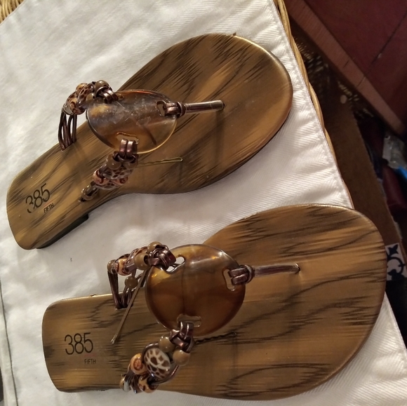 Pair of size 7 sandals by 365 fifth - Picture 4 of 5